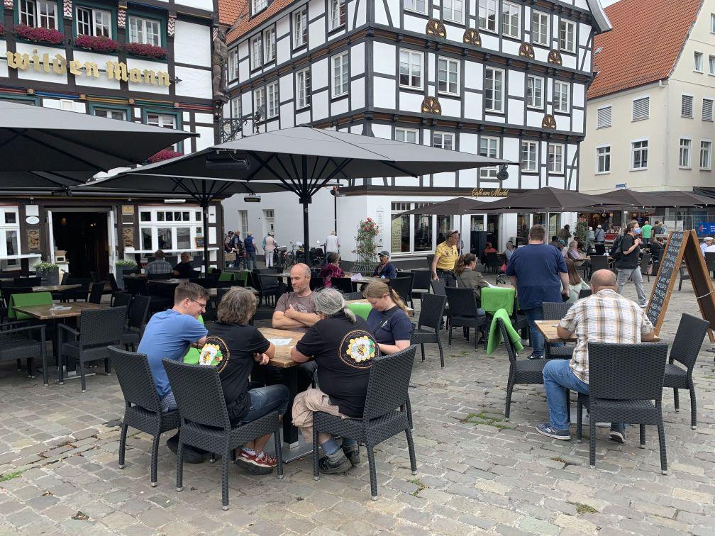 viel zu früh auf dem Marktplatz