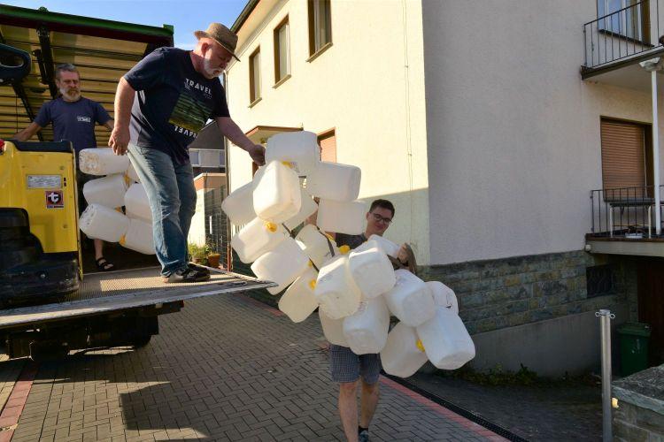 Was nicht auf Paletten ist, kommt an die Leine